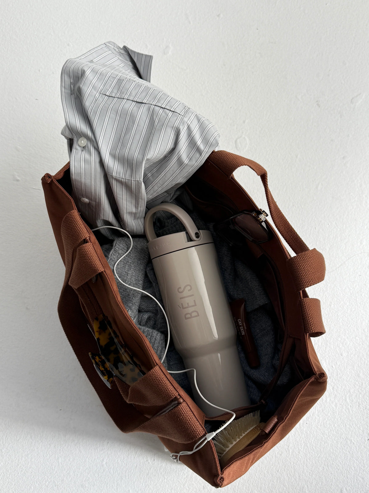 The BÉIS x Hydrojug Travel Water Bottle in Oat